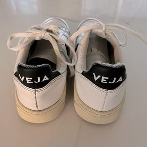 Veja Sneakers, size 6. Good Condition!
